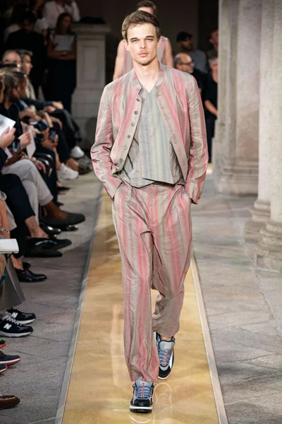 Look 80